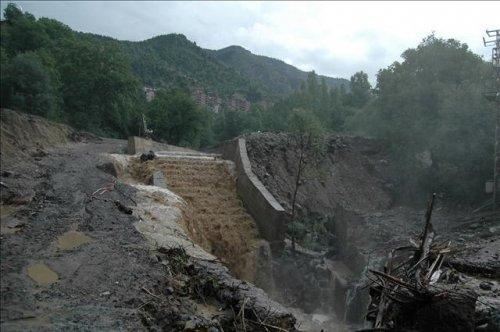 Sel Karadeniz'i vurdu