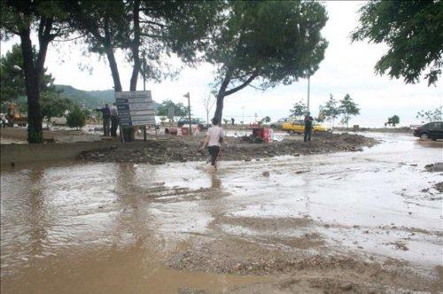 Sel Karadeniz'i vurdu