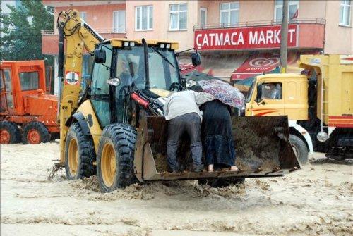 Sel Karadeniz'i vurdu
