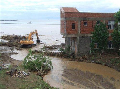 Sel Karadeniz'i vurdu