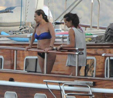 Photoshop'suz Hülya Avşar - Foto Galeri