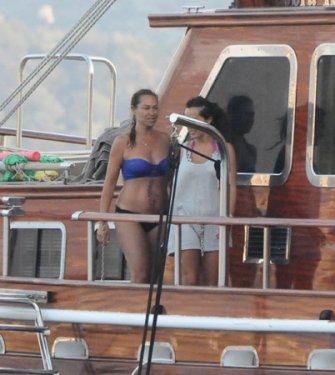 Photoshop'suz Hülya Avşar - Foto Galeri