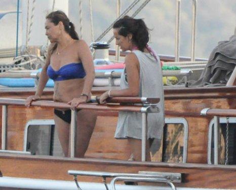 Photoshop'suz Hülya Avşar - Foto Galeri