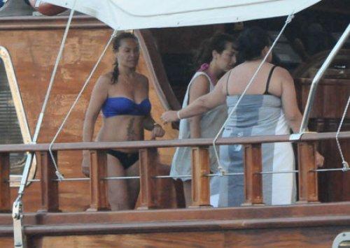 Photoshop'suz Hülya Avşar - Foto Galeri