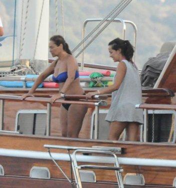 Photoshop'suz Hülya Avşar - Foto Galeri