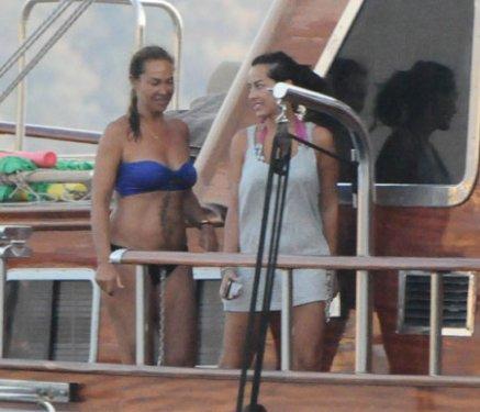 Photoshop'suz Hülya Avşar - Foto Galeri