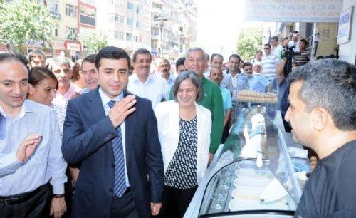 BDP'li vekiller Diyarbakır'da kapı kapı dolaşıyor