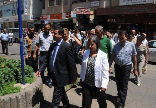 BDP'li vekiller Diyarbakır'da kapı kapı dolaşıyor
