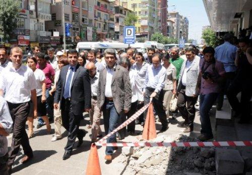 BDP'li vekiller Diyarbakır'da kapı kapı dolaşıyor