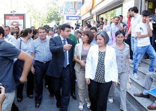 BDP'li vekiller Diyarbakır'da kapı kapı dolaşıyor