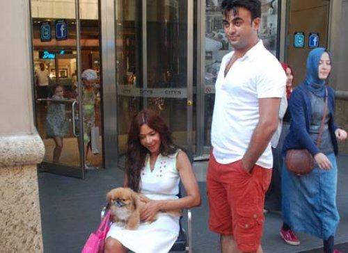 Sevgili kucağında alışveriş