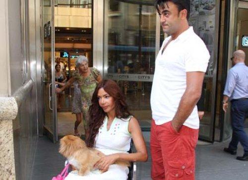 Sevgili kucağında alışveriş