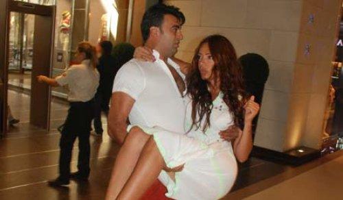 Sevgili kucağında alışveriş