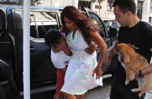 Sevgili kucağında alışveriş