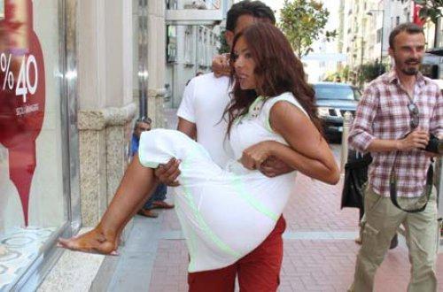 Sevgili kucağında alışveriş