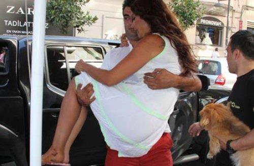 Sevgili kucağında alışveriş