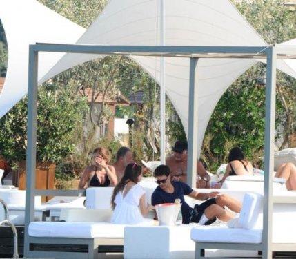 Çağatay Ulusoy kız arkadaşıyla Bodrum'da