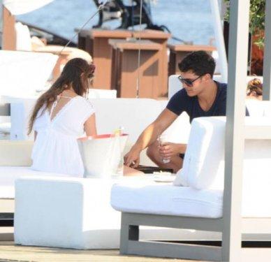 Çağatay Ulusoy kız arkadaşıyla Bodrum'da