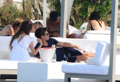 Çağatay Ulusoy kız arkadaşıyla Bodrum'da