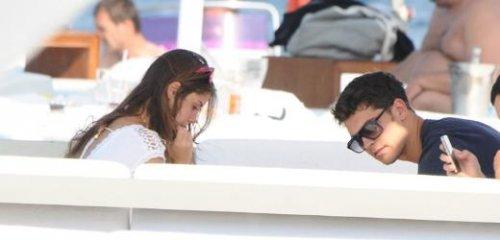 Çağatay Ulusoy kız arkadaşıyla Bodrum'da