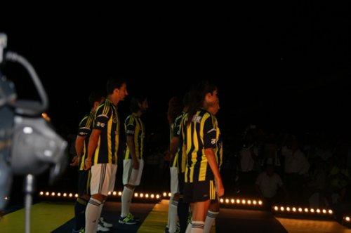 Kralspor Fenerbahçe'nin forma tanıtımında