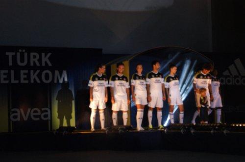 Kralspor Fenerbahçe'nin forma tanıtımında