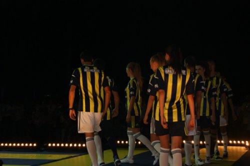 Kralspor Fenerbahçe'nin forma tanıtımında