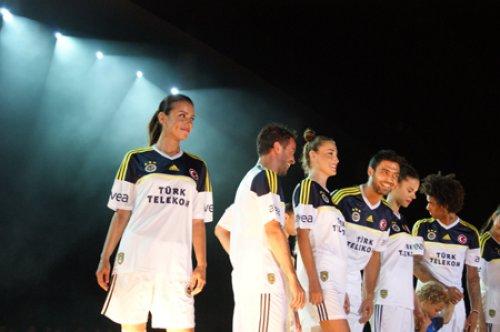 Kralspor Fenerbahçe'nin forma tanıtımında