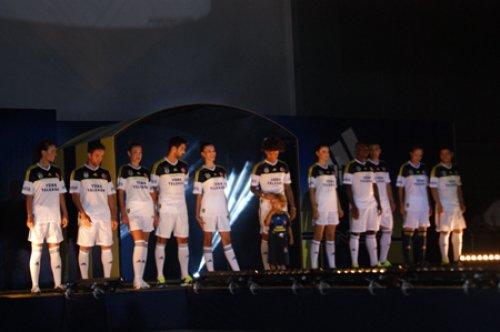 Kralspor Fenerbahçe'nin forma tanıtımında