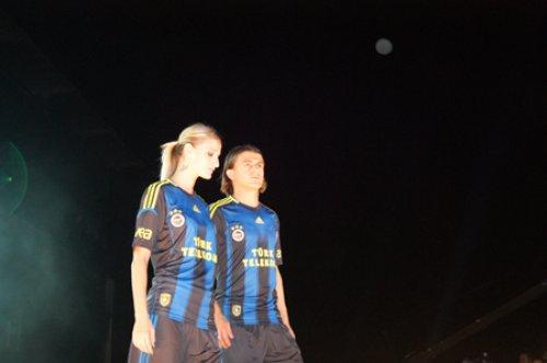 Kralspor Fenerbahçe'nin forma tanıtımında