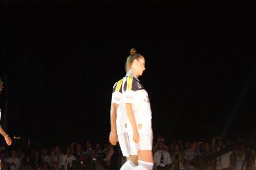 Kralspor Fenerbahçe'nin forma tanıtımında