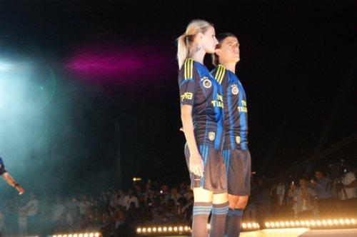 Kralspor Fenerbahçe'nin forma tanıtımında