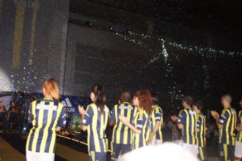 Kralspor Fenerbahçe'nin forma tanıtımında