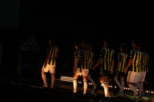 Kralspor Fenerbahçe'nin forma tanıtımında
