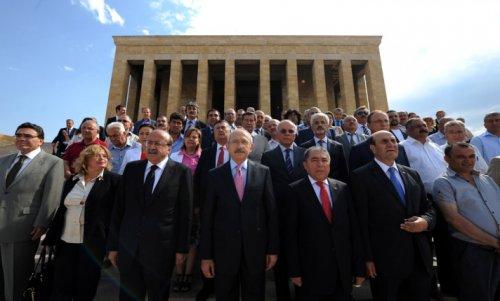 Kılıçdaroğlu yeni MYK'yı alıp Anıtkabir'e çıktı