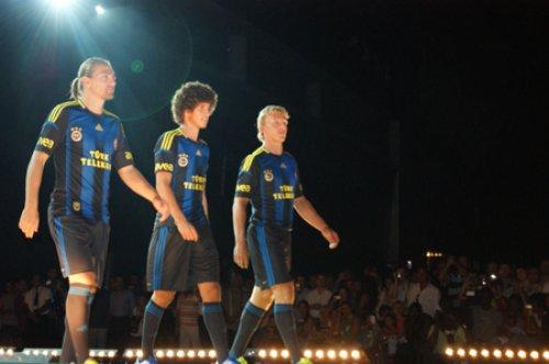 Kralspor Fenerbahçe'nin forma tanıtımında