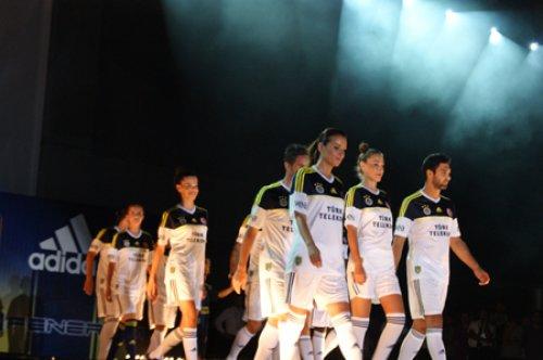 Kralspor Fenerbahçe'nin forma tanıtımında