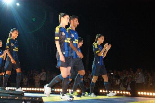 Kralspor Fenerbahçe'nin forma tanıtımında