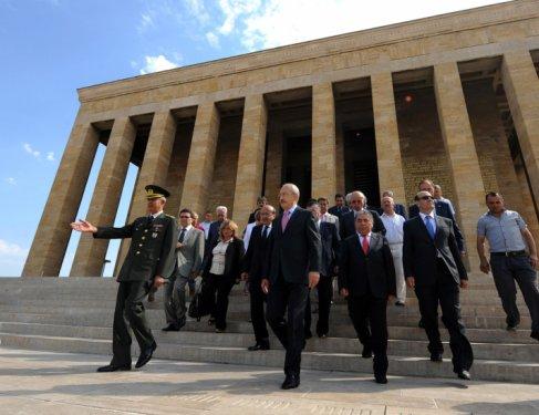 Kılıçdaroğlu yeni MYK'yı alıp Anıtkabir'e çıktı