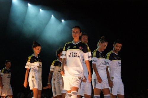 Kralspor Fenerbahçe'nin forma tanıtımında