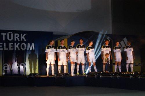 Kralspor Fenerbahçe'nin forma tanıtımında