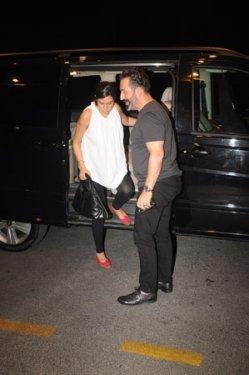 Cem Yılmaz eşi Ahu Yağtu ile hastaneye böyle geldi