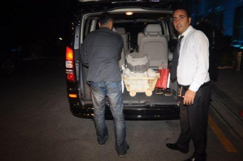 Cem Yılmaz eşi Ahu Yağtu ile hastaneye böyle geldi