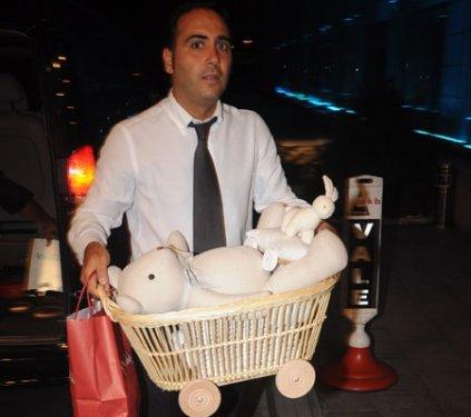 Cem Yılmaz eşi Ahu Yağtu ile hastaneye böyle geldi