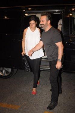 Cem Yılmaz eşi Ahu Yağtu ile hastaneye böyle geldi