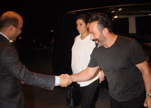 Cem Yılmaz eşi Ahu Yağtu ile hastaneye böyle geldi