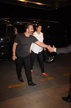 Cem Yılmaz eşi Ahu Yağtu ile hastaneye böyle geldi