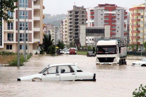 Samsun'u sel aldı