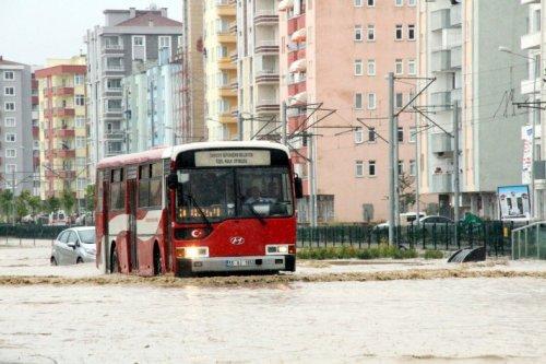 Samsun'u sel aldı
