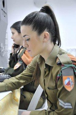 İsrail'in seksi kadın askerleri